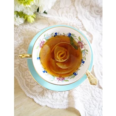 バラ風にあしらった果実が入った紅茶の写真